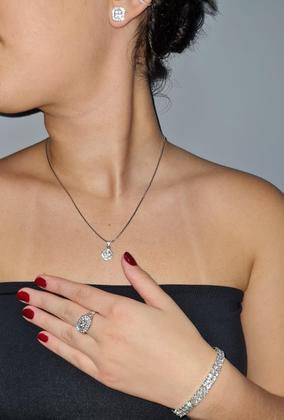 Imagem de Kit Relógio Feminino com Brilho, Brincos, Colar, Pulseira e Anel para Festas, Prateado