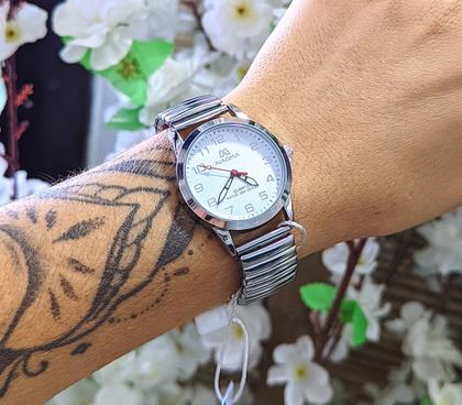 Imagem de Kit Relógio Feminino Quartz aço inox Pulseira elástica analógico Redondo + Conjunto Colar e Par Brincos Folheado a Prata