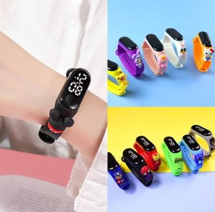 Imagem de Kit Relógio Infantil Digital Silicone Ajustável Crianças + Chaveiro Mini Boneco 3D Emborrachado Super Heróis Lilo Stitch