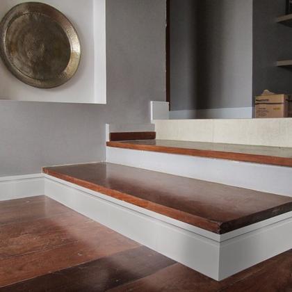 Imagem de Kit Rodapé de MDF 10CMX15MMX2,40m 30 Barras com Friso 1002 Branco/Frisado Moldufama