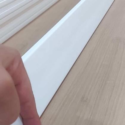 Imagem de Kit Rodapé de Poliestireno Liso 5 Barras de 07cm x 240cm Rende 12 Metros Polipro