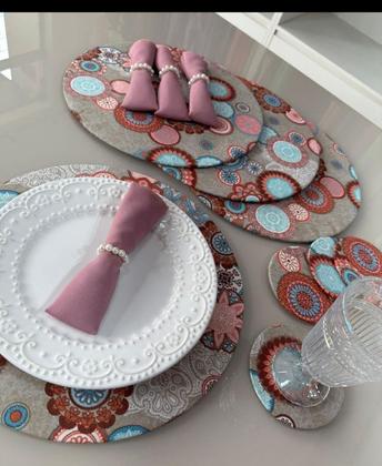 Imagem de Kit Sousplat 4 Lugares Redondo Para Mesa Posta Com Base MDF e Guardanapo