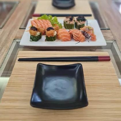 Kit Sushi 2 Pessoas Comida Japonesa 6 Peças Cerâmica e Bambu Lyor