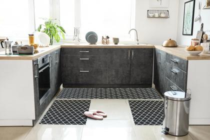 Imagem de Kit Tapetes e Passadeira De Cozinha 3 Peças Antiderrapante Arabesco Geométrico Preto e Branco