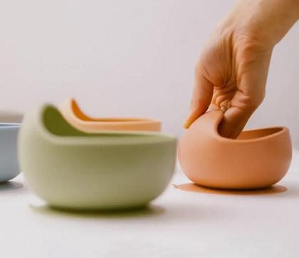 Imagem de Kit - tigela com colher de silicone com cabo de bambu para alimentação do bebê