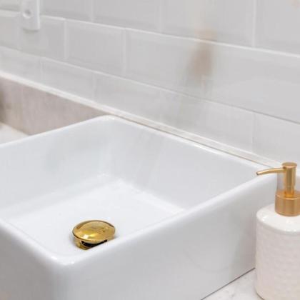 Imagem de Kit Torneira para Banheiro Misturador Monocomando Cascata Alta Dourada Com Válvula Ralo Click Up Luxo Dourada