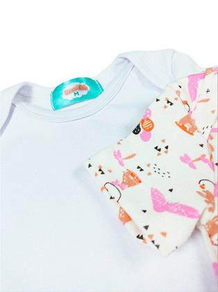 Imagem de Kit WeeKids com 2 Bodys - Branco e Estampado de Girafinha - Tecido Suedine 100% Algodão