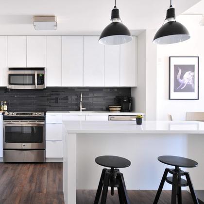 Imagem de Lâmpadas LED Amazon Basics A19 3,5 W (equivalente a 40 W), pacote com 6