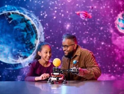 Imagem de Lego 42179 Technic Space Planeta Terra E Lua Em Órbita  526 peças