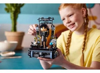 Lego 76780 Wednesday - Figura da Wandinha Addams 702 peças