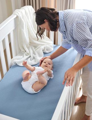 Imagem de Lençóis de berço Momcozy Muslin Standard, pacote com 2 unidades, azuis