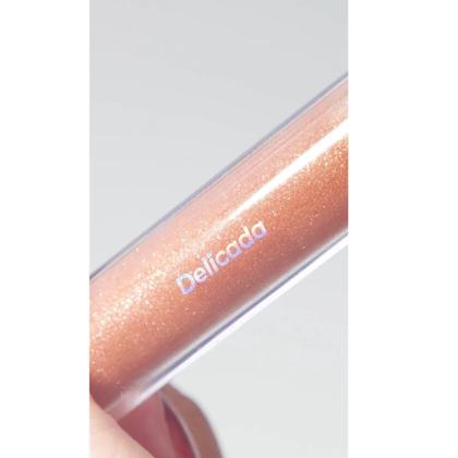 Imagem de Lip Glitter Mood Delicada Sabrina Sato X Hello Kitty 4ml com 7 Oléos Vegetais, Vitamina E, Ômegas 3, 6 e 9 da Cia Beauty