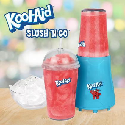 Imagem de Liquidificador pessoal Nostalgia Kool-Aid Slush 'N Go com garrafas