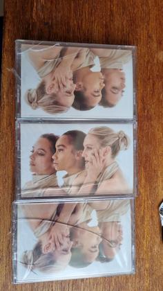 Imagem de Little Mix - 2x CD Autografado Between Us Deluxe + Cassete Vermelha
