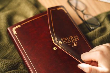 Imagem de Livro - Bíblia da Mulher de Fé NVI, Letra Grande, Capa luxo vinho com fechamento carteira