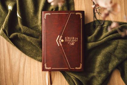Imagem de Livro - Bíblia da Mulher de Fé, NVI, Letra Grande, Couro-soft vinho com fechamento carteira
