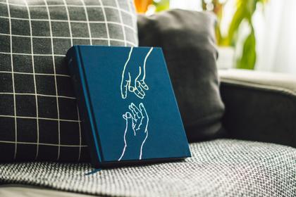 Imagem de Livro - Bíblia NVI com Espaço para Anotações, Tecido azul sobre capa dura, Mãos que oram, Leitura Perfeita
