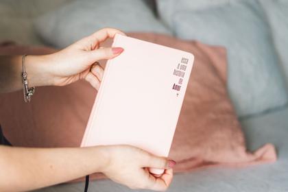 Imagem de Livro - Bíblia NVI Slim, Esta é uma história de amor, Luxo, Capa dura rosa