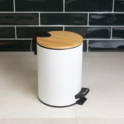 Imagem de Lixeira 3L Redonda de Metal com Pedal e Tampa em Bambu Branca Lyor