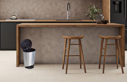 Imagem de Lixeira Cesto De Lixo Lata Com Pedal Preta Multiuso 10 Litros Cinza e Preta