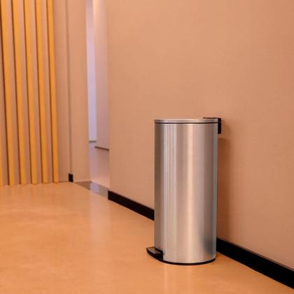 Imagem de Lixeira Com Pedal Loop Em Aco Inox C/ Acabamento Polido E Balde Interno 30 L (94547030) -tramontina