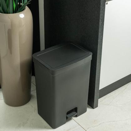 Imagem de Lixeira com pedal Trium Para Cozinha banheiro escritório OU 6 Litros lavabo Compacta Com anel oculta saco Com Tampa Resistente