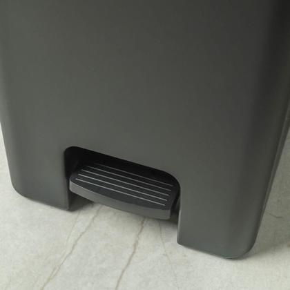 Imagem de Lixeira com pedal Trium Para Cozinha banheiro escritório OU 6 Litros lavabo Compacta Com anel oculta saco Com Tampa Resistente