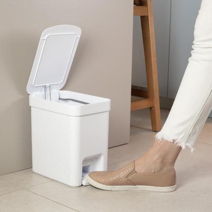 Imagem de Lixeira com pedal Trium Para Cozinha banheiro escritório OU 6 Litros lavabo Compacta Com anel oculta saco cor branco Com Tampa Resistente
