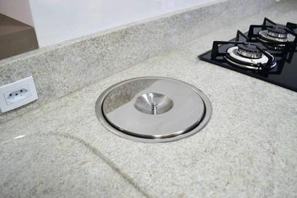 Imagem de Lixeira de inox para embutir na pia de 8 Litros