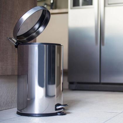 Imagem de Lixeira Pedal Cozinha Banheiro Corpo e Tampa em Aço Inox Cromado Recipiente em Polipropileno 15L Grande