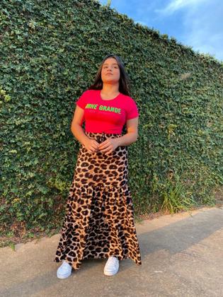 Imagem de Look saia de onça com t-shirt