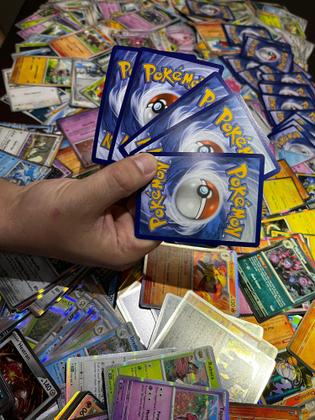 Imagem de Lote 100 Cartas Pokémon Originais Sem Repetidas Com 10 Brilhantes Cartinhas Colecionáveis
