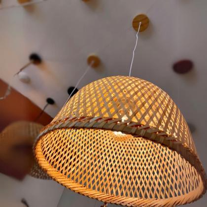 Imagem de Luminária De Teto Suspensa De Cesta de Fibra de Bambu Natural Artesanal 