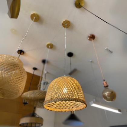 Imagem de Luminária De Teto Suspensa De Cesta de Fibra de Bambu Natural Artesanal 