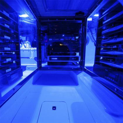 Imagem de Luminária Lumitec Nevis2 Engine Room branca azul