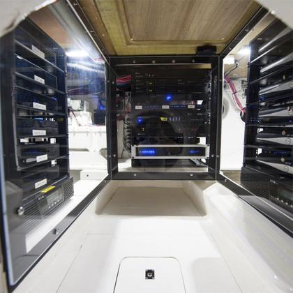 Imagem de Luminária Lumitec Nevis2 Engine Room branca azul