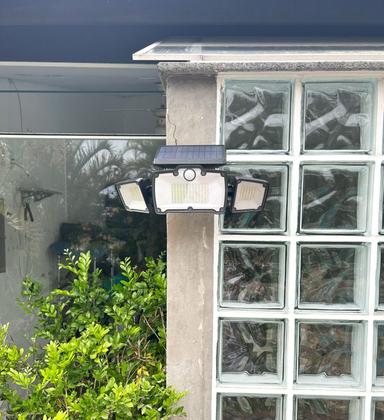 Imagem de Luminária Solar com Sensor e Controle Remoto 218 leds 3 cabeças placa acoplada