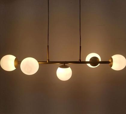 Imagem de Lustre Pendente Grande Dourado Moderno - 5 Globos Brancos