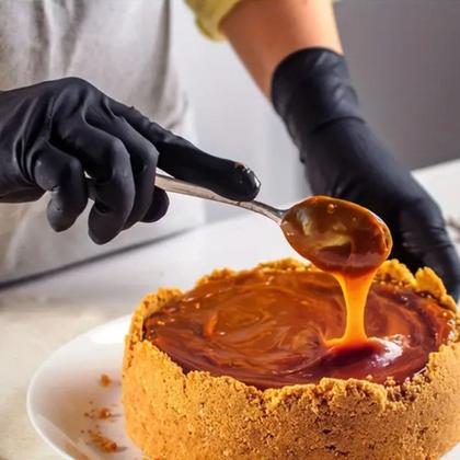 Imagem de Luva Descartável Nitrílica Sem Pó Preta P Com Alta Resistência 100un Descarpack