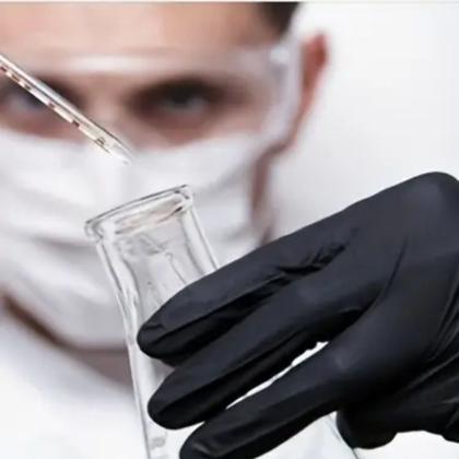 Imagem de Luva Descartável Nitrílica Sem Pó Preta P Com Alta Resistência 100un Descarpack