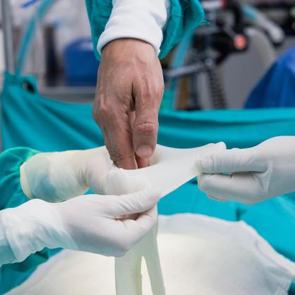 Imagem de Luva Látex Cirúrgica Estéril Descarpack com Pó 50 Pares 100 unidades