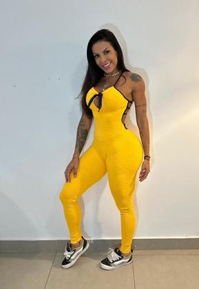 Imagem de Macacão Amarelo Jacquard com detalhe Preto e com Zero Transparência