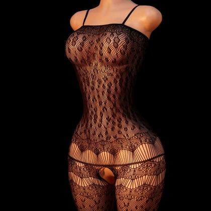 Imagem de Macacão Feminino em Malha com Alças Finas e Recortes Vazados Tamanho Único