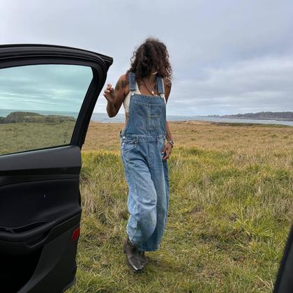 Imagem de Macacão jeans feminino utcoco, folgado, azul escuro