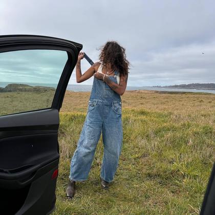Imagem de Macacão jeans feminino utcoco, folgado, azul escuro