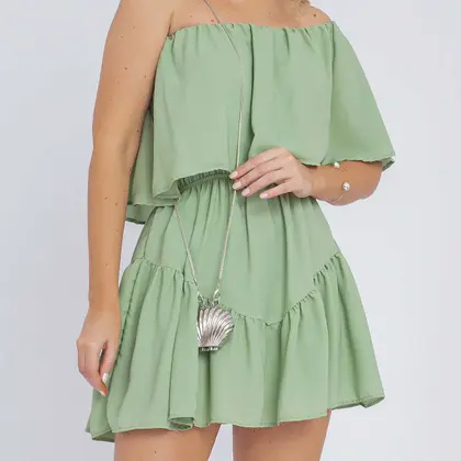 Imagen de un lujoso mono de crepé con top de estilo gitano, mangas cortas, volantes y corte holgado.