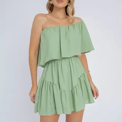 Imagen de un lujoso mono de crepé con top de estilo gitano, mangas cortas, volantes y corte holgado.