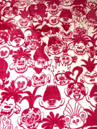 Imagem de Manta Cobertor Infantil Para Cama De Solteiro Inverno - Trolls - Branco E Rosa - Acompanha Balde Decorativo Para Pipoca - Licenciado DreamWorks