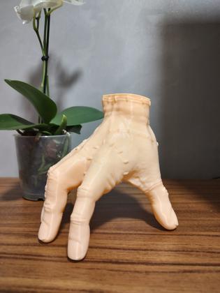 Imagem de Mãozinha Para Decoração Série Wandinha Família Addams