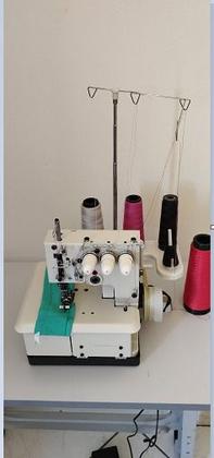 Imagem de Maquina Costura Galoneira 3 Agulhas+mesa+Kit  16 Acessórios